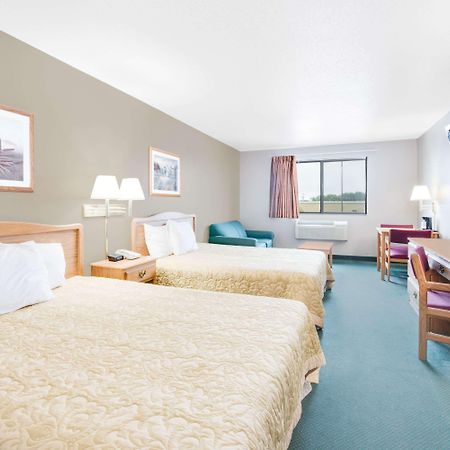 Super 8 By Wyndham Sisseton Motel Exterior photo